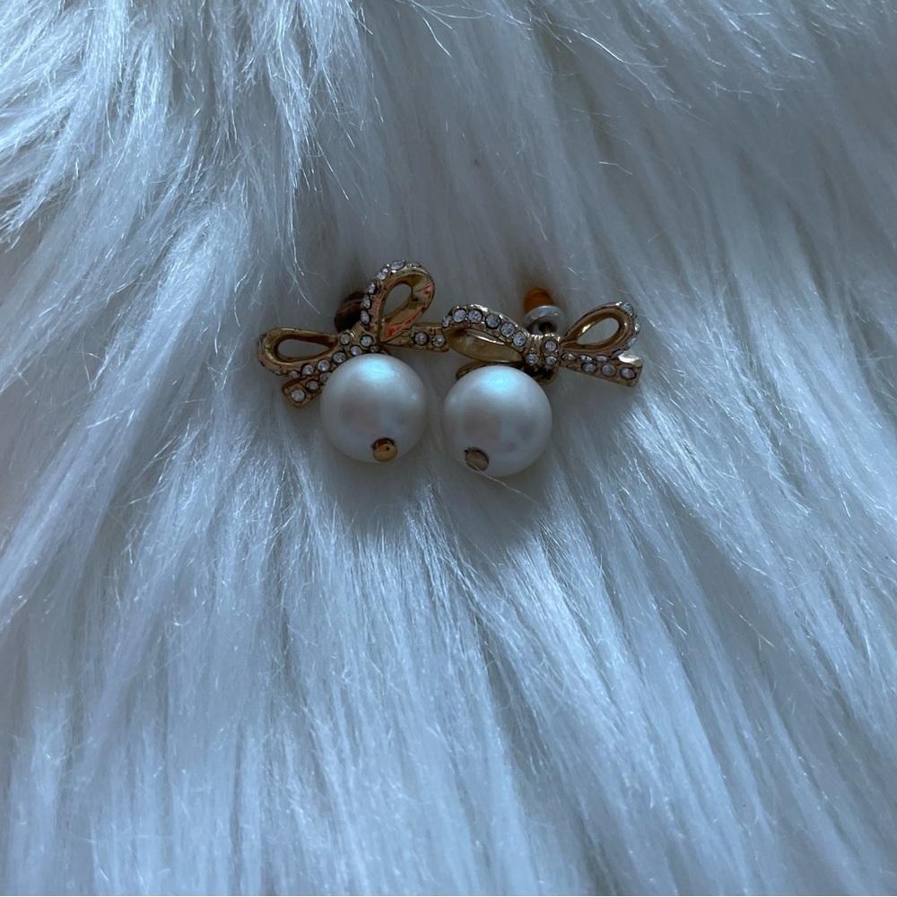 🎁4/$20 Gold and White Pearl Bow Earrings with GUC